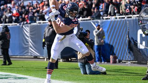 Bears' Justin Fields praises Cole Kmet for hard work, improvements ...