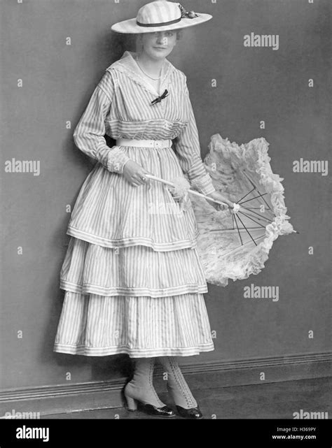 Women's fashion, 1916 Stock Photo - Alamy