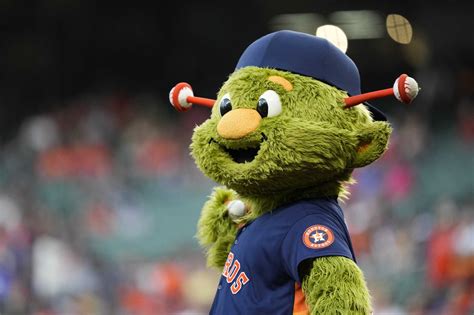 Astros mascot Orbit offers Kleenex to fans booing at All-Star Game