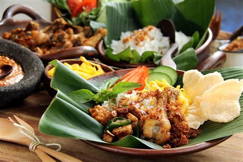 Indonesian Street Food: 5 Places to Eat & Top Restaurants in Jakarta