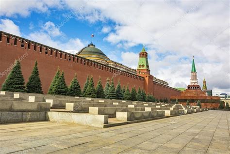 Moscow. Kremlin wall and Lenin Mausoleum on Red Square (Russia ...