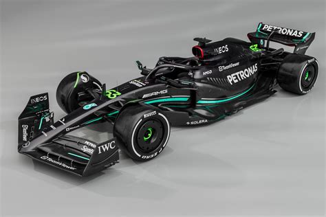 Mercedes presenta el W14 con una decoración negra para la F1 2023