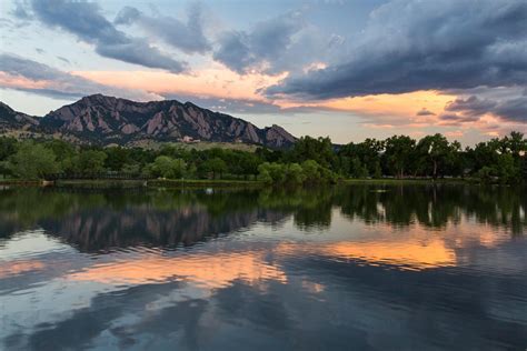 Sunrise in South Boulder this morning : r/boulder