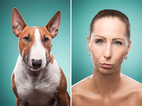 Fotos de personas imitando las expresiones de sus perros