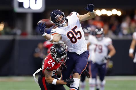 Bears TE Cole Kmet makes unreal 1-handed catch, continues to emerge ...