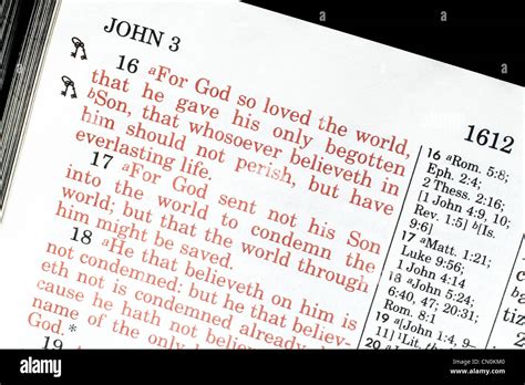 Bible opened up to verse John 3:16 Stock Photo - Alamy