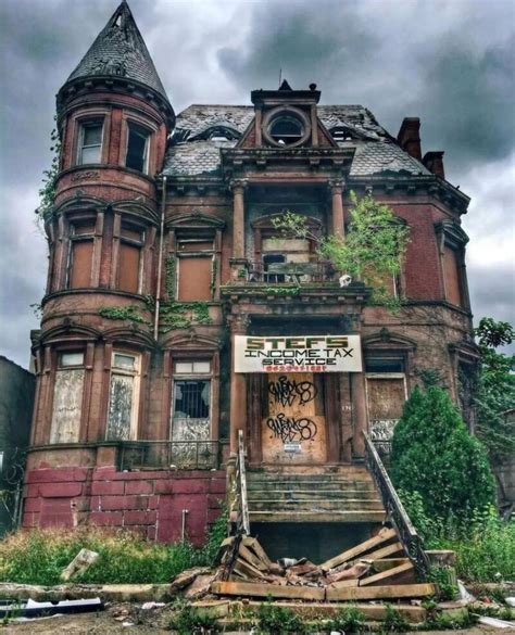 44 Eerie Abandoned Houses From Around The World