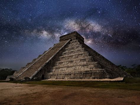 Chichen Itza at night | Piramides mexico, Edificios famosos, Piramides ...