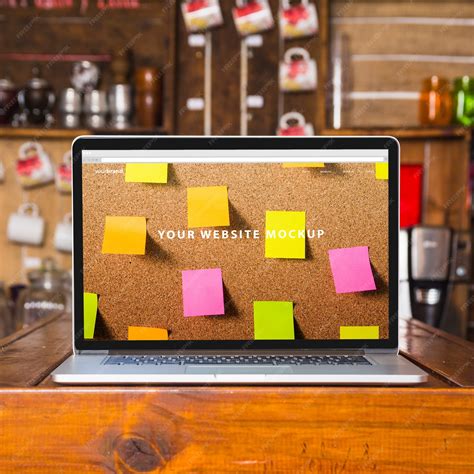 Premium PSD | Laptop mockup on wooden table