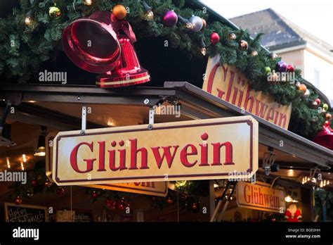 Gluhwein stall in the Christmas Market in Marienplatz, Munich Stock ...