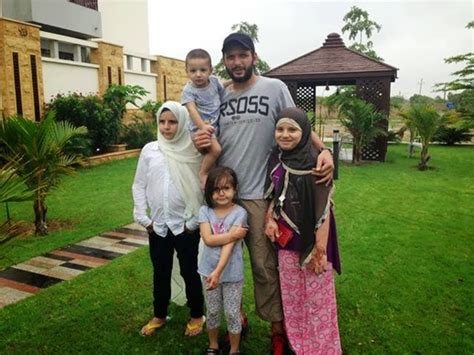 Shahid Afridi and His Family Pictures, Images - Latest Pakistani ...