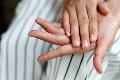 Nail Eczema vs. Nail Psoriasis: Symptoms and Treatment