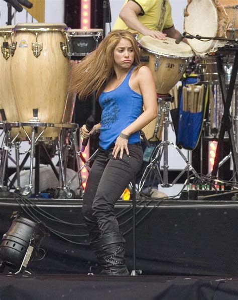 Pop Singer Shakira Dancing Steps (Moves) Photos