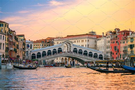 Rialto bridge in venice italy containing venice, italy, and rialto ...