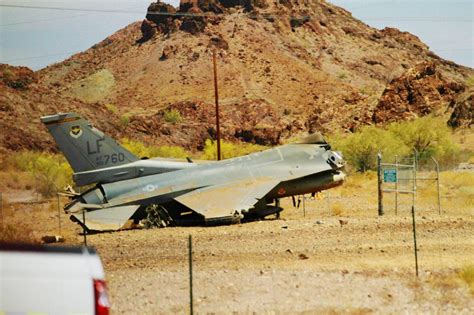 F-16C Fighter jet crash-lands at Lake Havasu City - Fighter Jets World