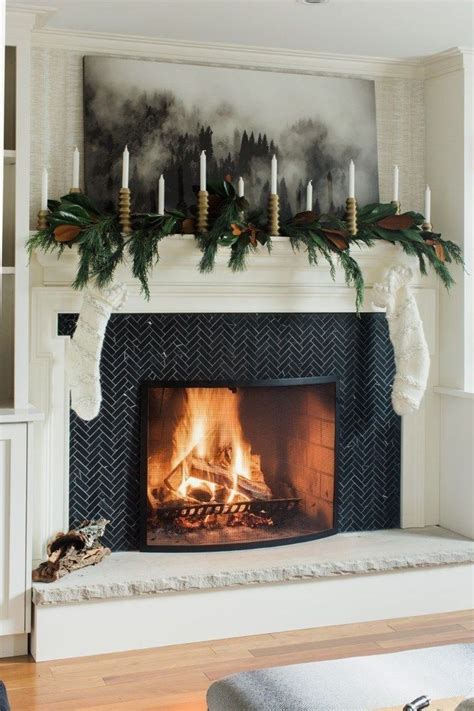 30+ Favorite Mantel Decoration Ideas For Winter | Christmas fireplace ...