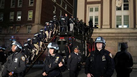 Police raid Columbia University campus to break up pro-Palestinian ...