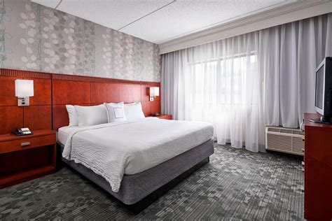 Hotels near BWI with Pool and Breakfast | Courtyard Baltimore BWI Airport