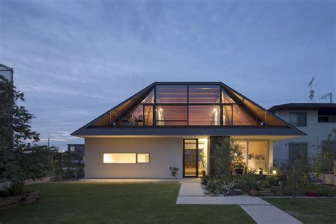 House with a Large Hipped Roof / Naoi Architecture & Design Office ...