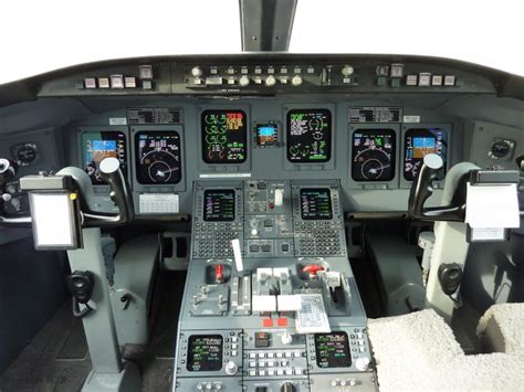 Bombardier CRJ Gets New CRT-to-LCD Cockpit Display Upgrade in TFD-4000 ...