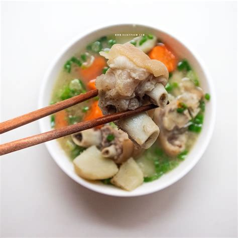 Vietnamese Pig Feet Soup with Potatoes and Carrots (Canh Giò Heo Khoai ...