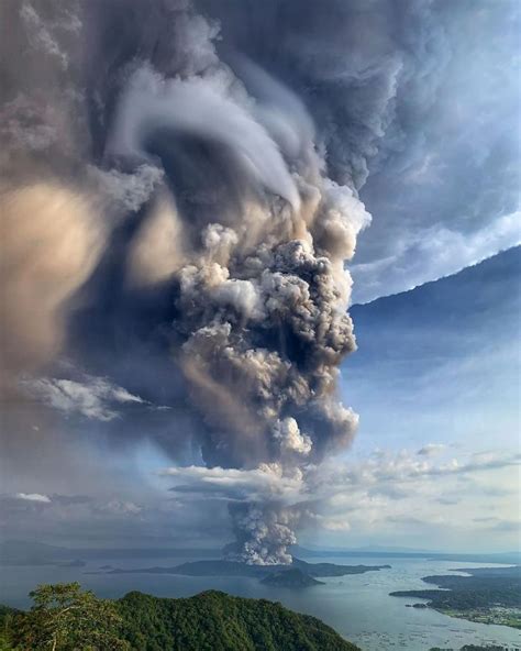 30 Photos Showing How Terrifying The Recent Volcanic Eruption In The ...