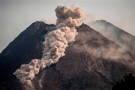 Indonesia's Merapi volcano erupts 4 times