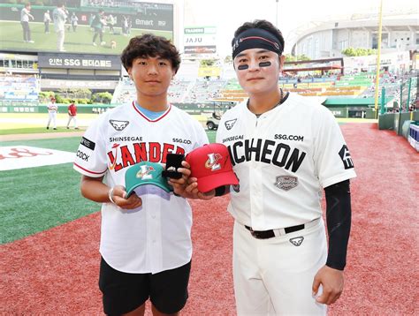 Baseball dreamer standing in front of Choo Shin-soo as 'American Youth ...