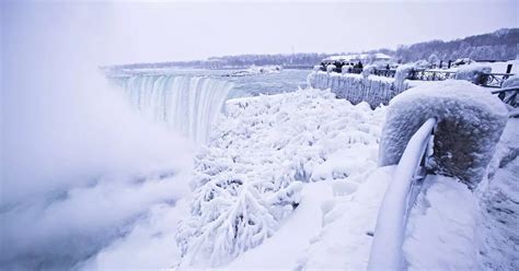 Niagara Falls freezes after wind chill factor drops temperature to -67 ...