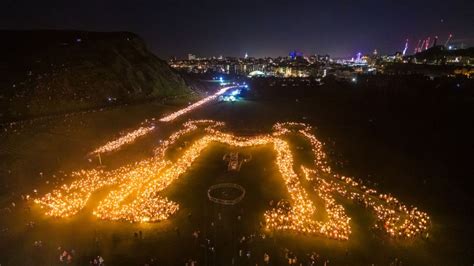 Torchlight procession fires up Edinburgh's Hogmanay celebrations - BBC News