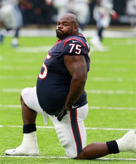 Texans' Vince Wilfork gives back, hands out 800 turkeys