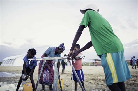 Oxfam delivers clean water to Cyclone Idai survivors | Oxfam