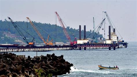 Vizhinjam seaport work resumes after 32 days - The Hindu