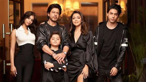 SRK, Gauri, Aryan and Suhana dress in black for new Khan family photo ...