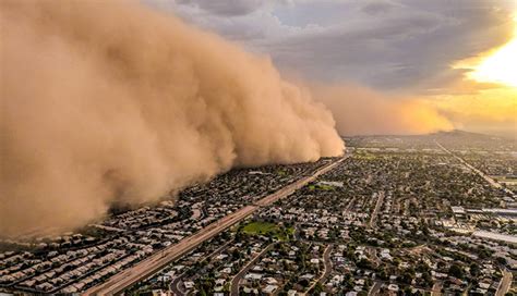 Tormenta de arena cubre la ciudad de Phoenix, Arizona