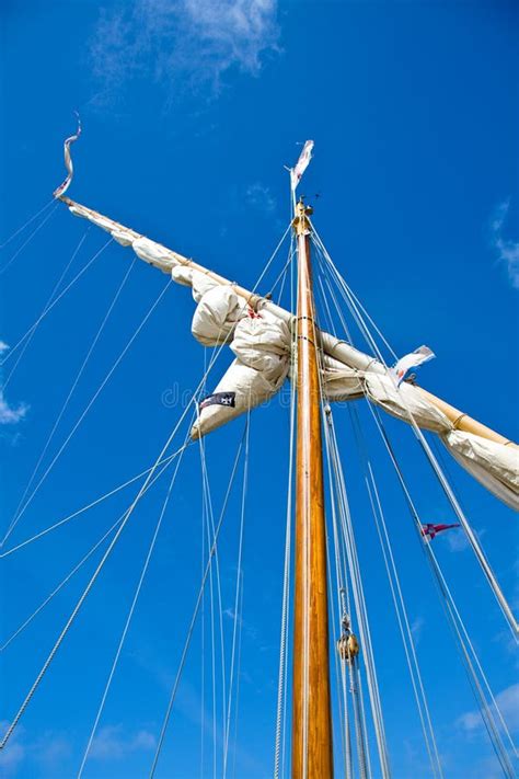 Aparejo Del Mástil Y Del Barco De Vela Fotos De Stock - Descarga 2,741 ...