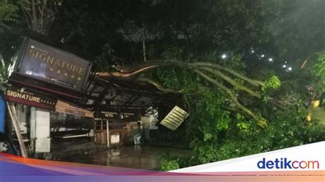 Pohon Tumbang di Jalan Pahlawan Semarang Timpa Warung