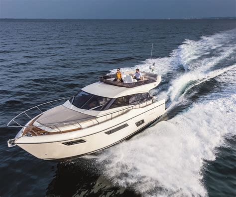 New motor yachts in Asia: Ferretti Yachts 450 boasts small size but ...