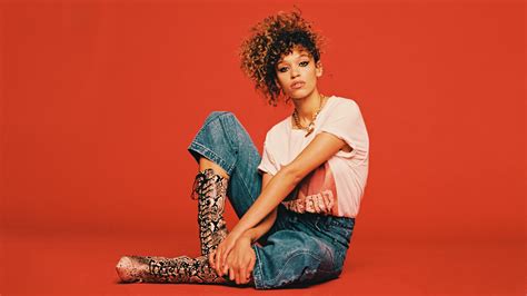 Singer and songwriter Izzy Bizu on her new EP "Glita" and working with ...