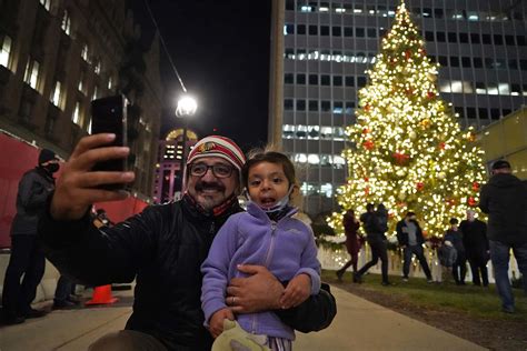 City of Milwaukee welcomes holiday season with 107th Christmas Tree ...