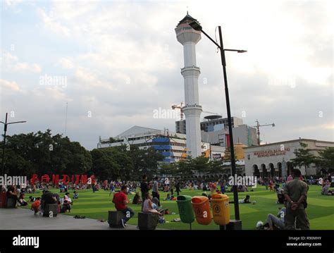 The peopel play in the alun-alun park in the afternoon, Bandung ...