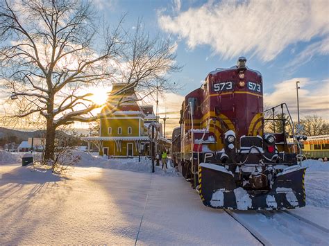 10 Best Winter Train Rides in USA to Enjoy the Snowy Views