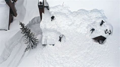 Record snowfall buries California mountain town - ABC News