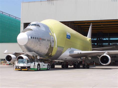 Boeing 747 Dreamlifter Vs Airbus Beluga : A300 600st Super Transporter ...