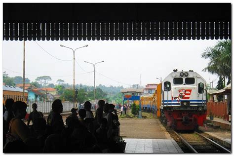 Padalarang Station | Local train entering padalarang station ...