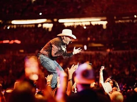 Concert review: Garth Brooks thanks DFW at AT&T Stadium show in ...