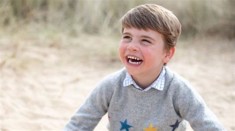 Prince Louis' fourth birthday marked with beach photos - BBC News