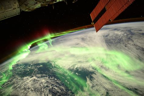 Superbright aurora lights up Earth’s night side in incredible image ...