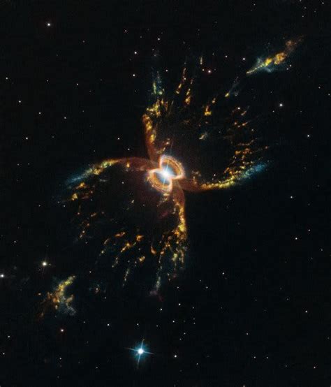 'Hourglass' nebula pic marks 29 years of Hubble Telescope