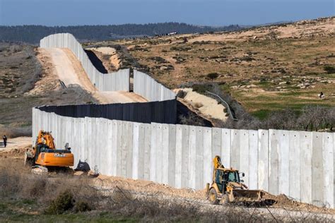 How Effective Are Israel's Border Walls? | Here & Now